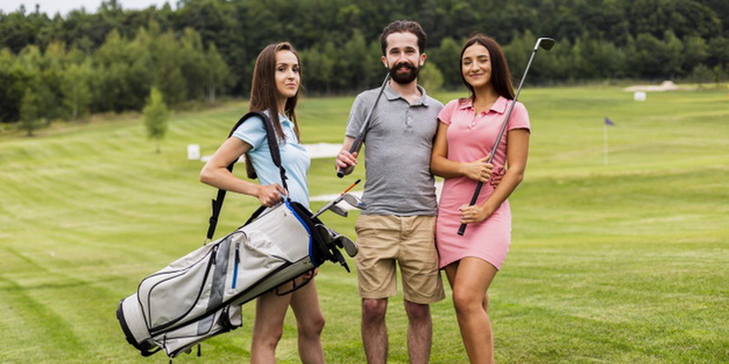 skats no priekšpuses jaunie golferi, skatoties uz kameru