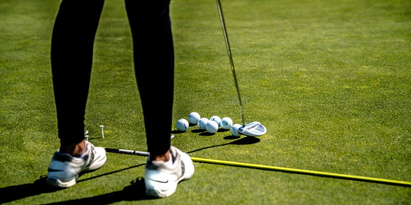 Daug kamuoliukų ant žolės - moteriškos mažos moteriškos golfo lazdos