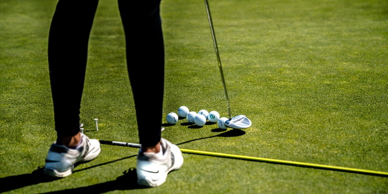 Un montón de bolas en la hierba - palos de golf para damas pequeñas