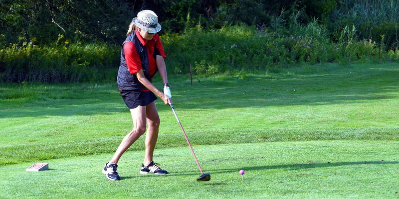 La fille se prépare à recevoir un coup - meilleurs clubs de golf pour femmes de petite taille (clubs de golf pour femmes de petite taille)