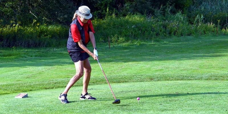 La ragazza si sta preparando per un colpo - migliori mazze da golf femminili petite (mazze da golf per donne petite)