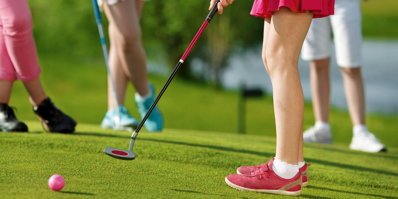 La chica tiene un palo rosa y una bola rosa - juegos de golf para niños