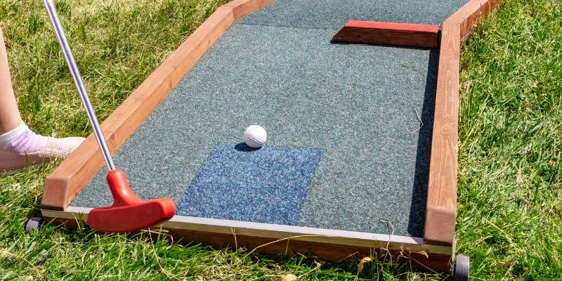 how to play mini golf